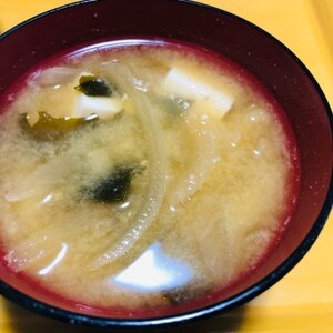 豆腐と玉ねぎとワカメのみそ汁